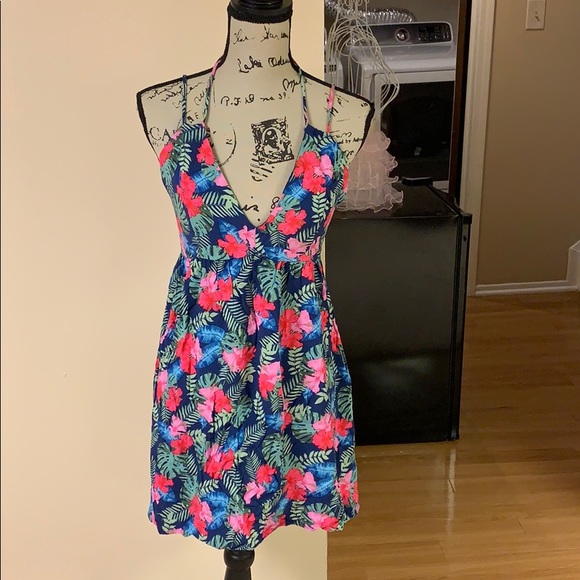 Forever 21 Dresses & Skirts - Short Floral Summer Dress with open back